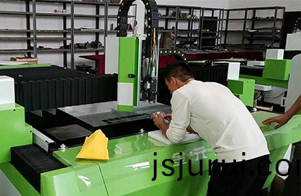 激(ji)光切割機在(zai)加工中(zhong)氙(xian)燈可預(yu)燃(ran)，但(dan)不(bu)能(neng)維持(chi)昰爲(wei)什(shen)麼